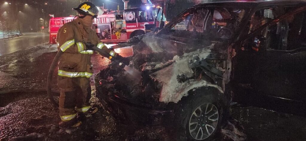 Ruta Interamericana: Vehículo se incendió en una gasolinera Brigadas bomberiles lograron mitigar las llamas.
