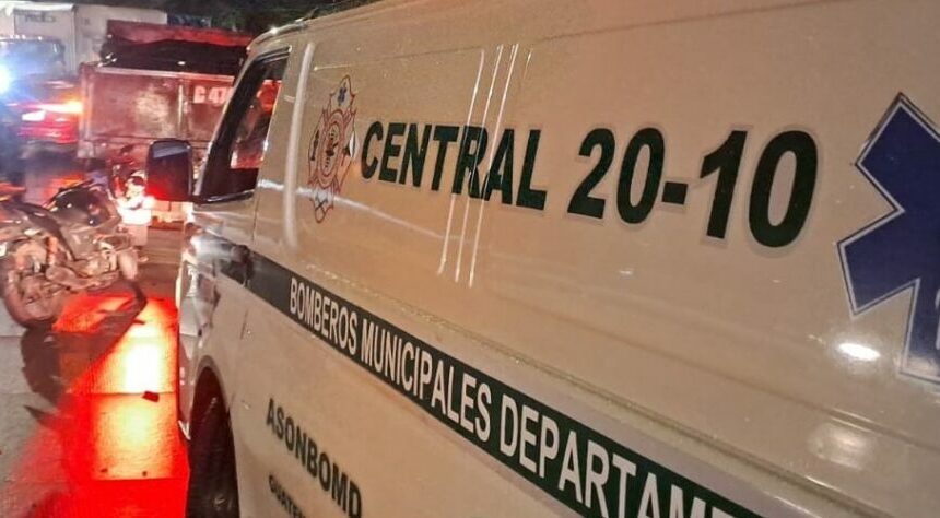 Motociclista quedó gravemente herido al impactar contra vehículo pesado