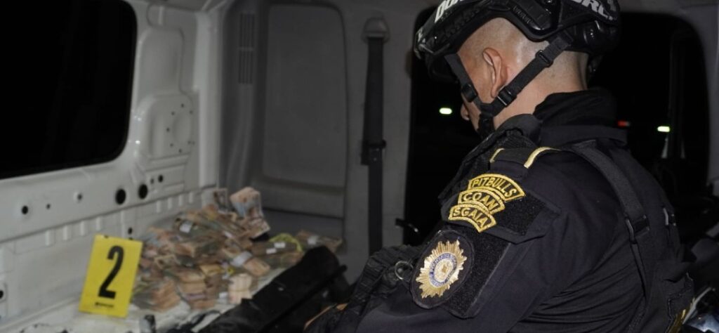 Hallan gran cantidad de dinero en camión con destino a Zacapa
