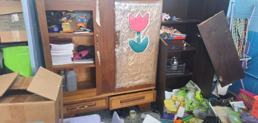 Delincuentes roban artículos de la Escuela Oficial Urbana Mixta 439 en la Zona 18