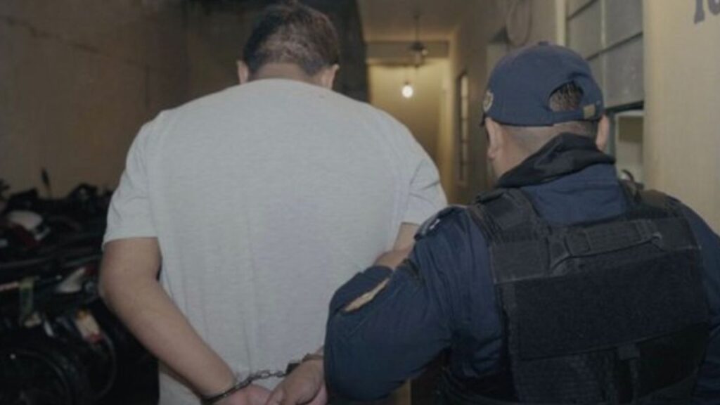 Piloto detenido tras atropellar a dos oficiales en San Miguel Petapa