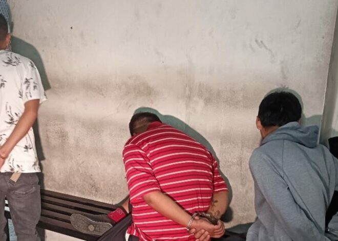 Zona 8: Policías neutralizan a tres presuntos asaltantes que se movilizaban en taxi pirata