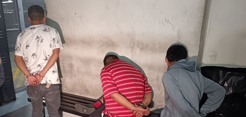 Zona 8: Policías neutralizan a tres presuntos asaltantes que se movilizaban en taxi pirata