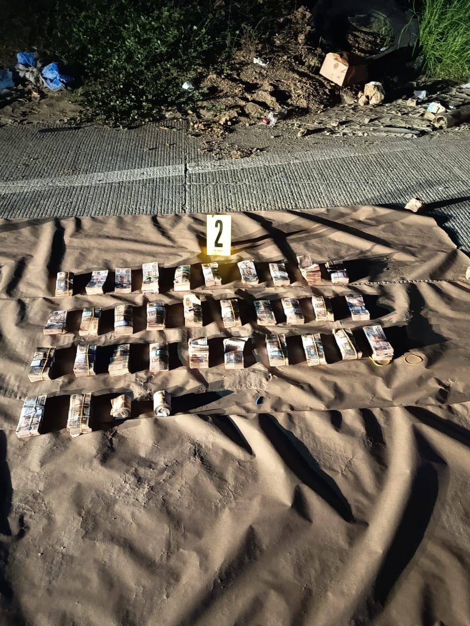 Le pusieron el dedo llamando a la policía , Descubren más de Q.1 millón 400 mil ocultos en compartimientos de camión
