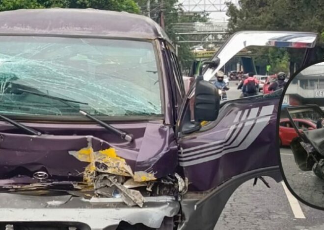 Chofer resulta ileso de aparatoso accidente a pesar de quedar atrapado entre los hierros