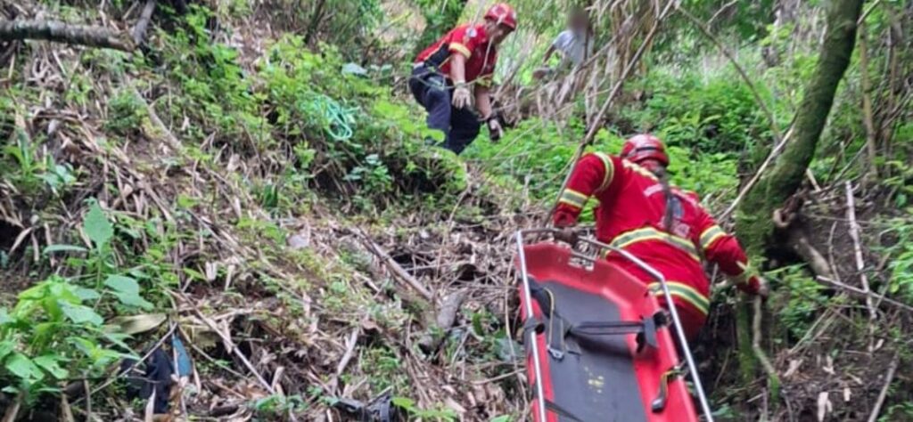 Hombre sobrevive tras caer a un barranco en la zona 14 capitalina