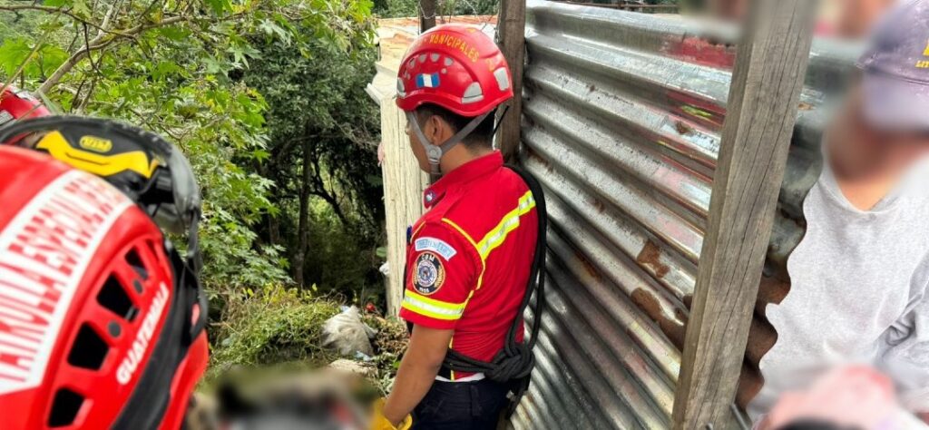 Hombre muere tras caer a un barranco de 50 metros en zona 21