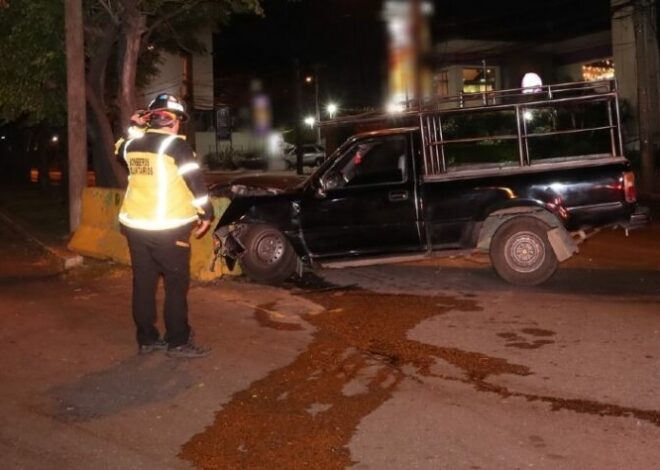 Hombre pierde la vida tras colisionar contra un separador vial en Calzada Roosevelt