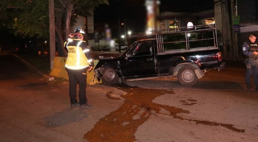Hombre pierde la vida tras colisionar contra un separador vial en Calzada Roosevelt