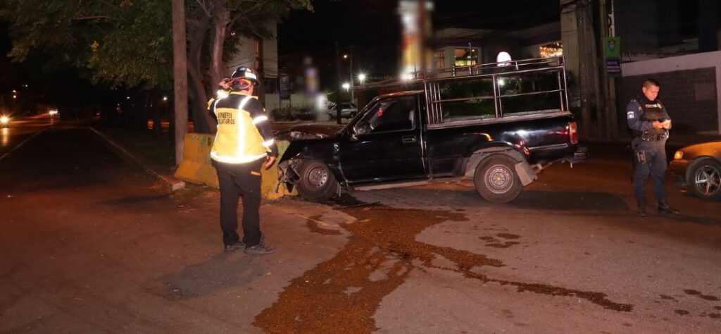 Hombre pierde la vida tras colisionar contra un separador vial en Calzada Roosevelt