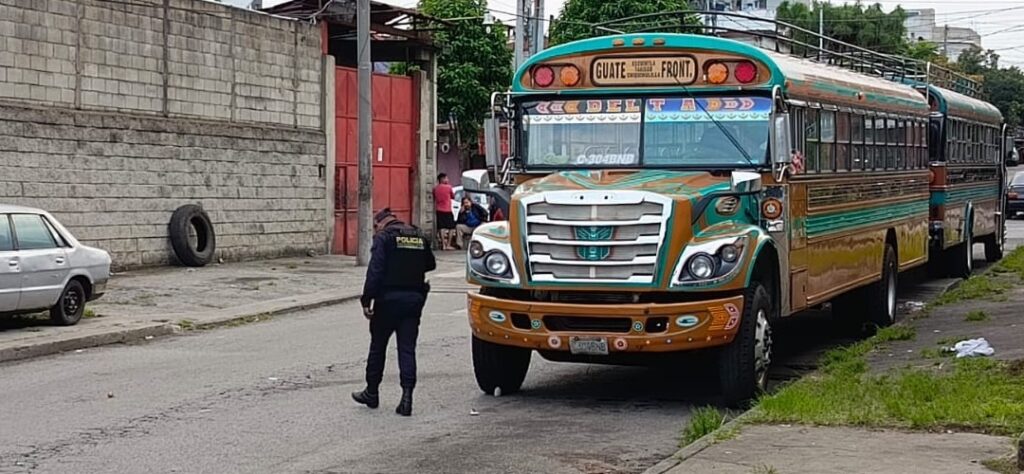 Delincuentes atacan a conductor de bus en zona 12 capitalina