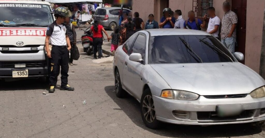 Hallan a hombre sin vida dentro de vehículo en zona 8 de la capital