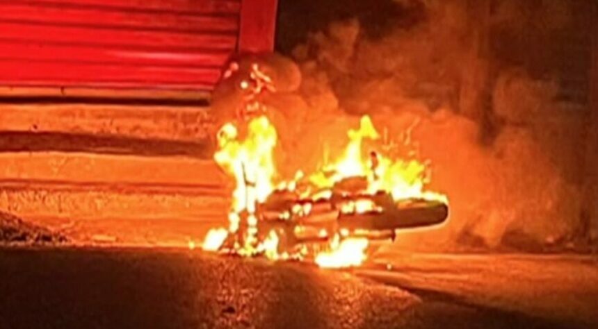 Corto circuito provocó incendio de una motocicleta en Sanarate