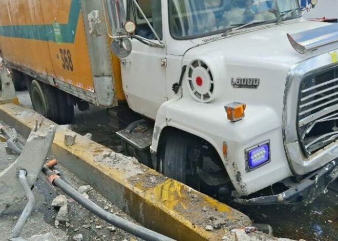 Camión recolector choca contra paso a desnivel en zona 10