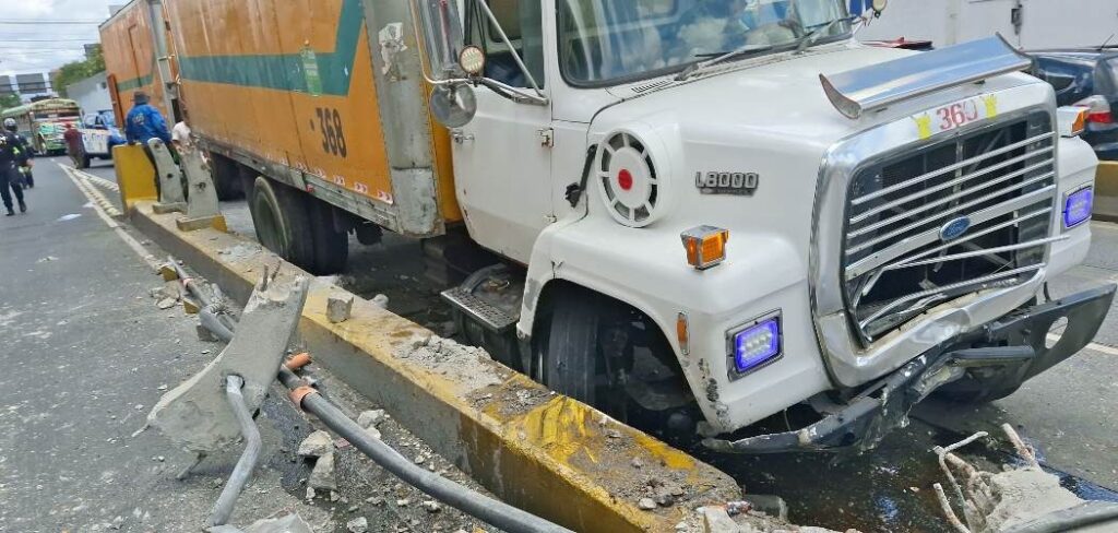 Camión recolector choca contra paso a desnivel en zona 10