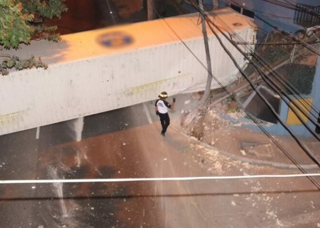 Contenedor quedó volcado en zona 2 capitalina
