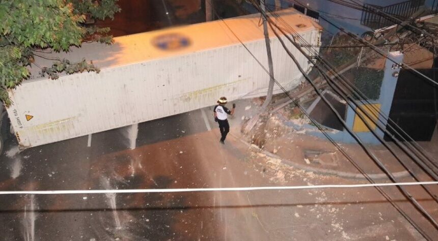 Contenedor quedó volcado en zona 2 capitalina