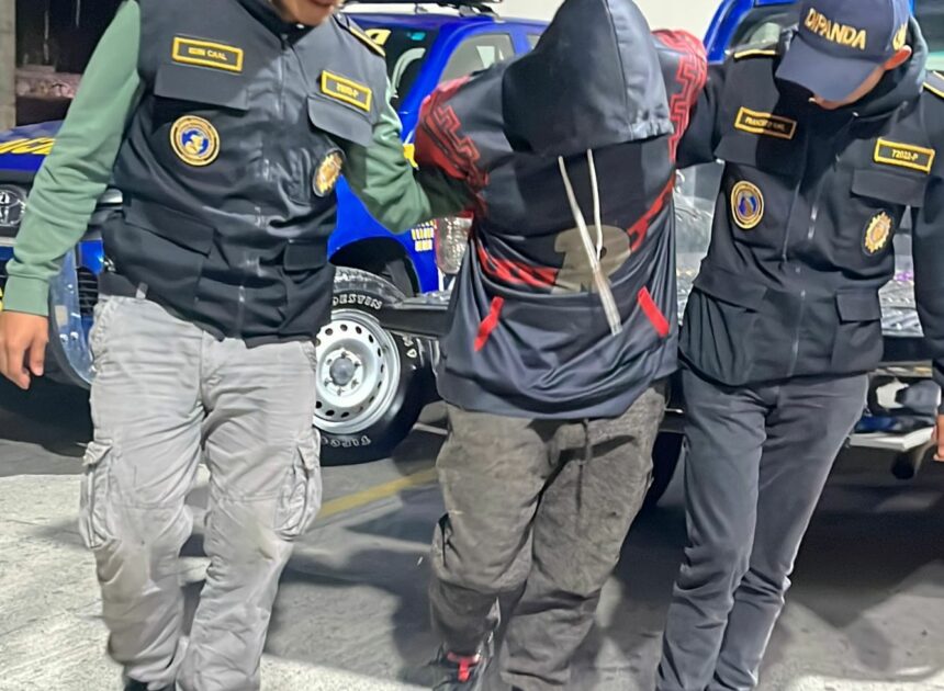 LA POLICIA NACIONAL CIVIL CAPTURO A UN EXTORSIONISTA EN BARCENAS VILLA NUEVA