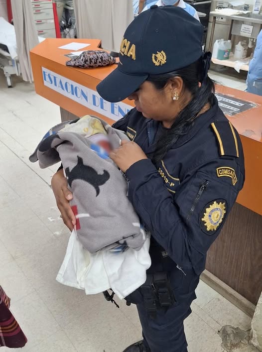 LA POLICIA NACIONAL CIVIL RESCATA A UN RECIEN NACIDO ABANDONADO