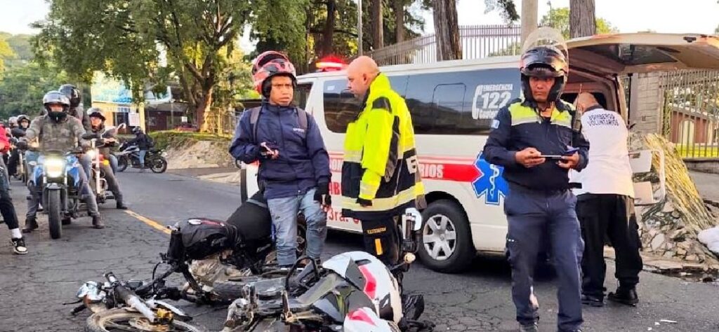 Cuatro heridos tras choque de motocicletas en ruta a San Juan Sacatepéquez