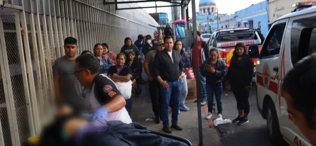 Hospital San Juan de Dios recibe a víctima de ataque con disparos en zona 6