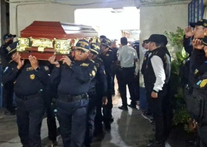 PNC rinde honras fúnebres a agentes de la DEIC asesinados en Chiquimula