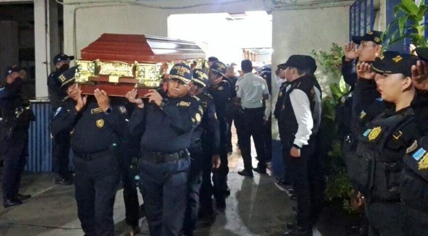 PNC rinde honras fúnebres a agentes de la DEIC asesinados en Chiquimula