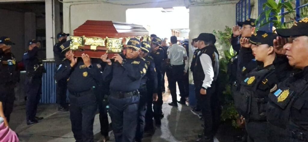 PNC rinde honras fúnebres a agentes de la DEIC asesinados en Chiquimula