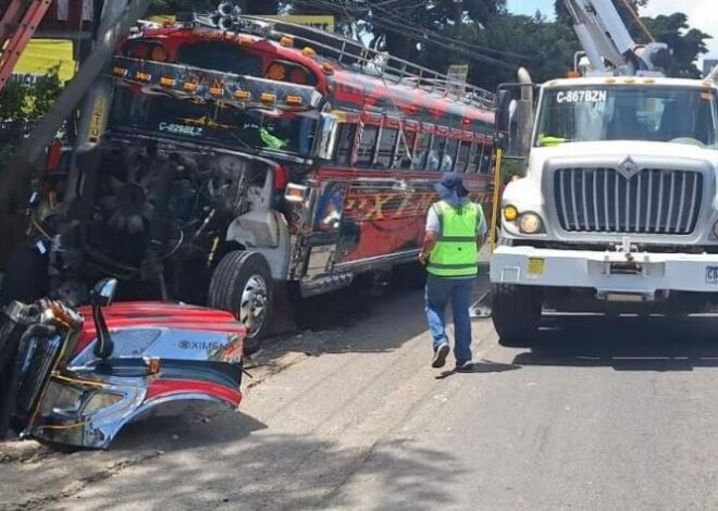 Tragedia en ruta a El Salvador: Bus choca contra auto y deja tres heridos