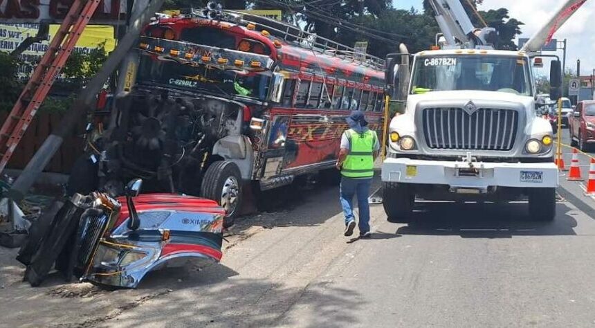 Tragedia en ruta a El Salvador: Bus choca contra auto y deja tres heridos