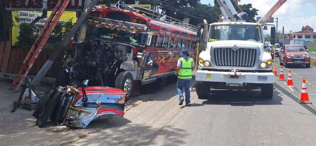 Tragedia en ruta a El Salvador: Bus choca contra auto y deja tres heridos