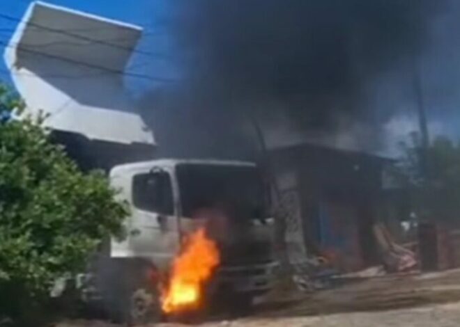 Camión se incendia al tocar cables de alta tensión en Alta Verapaz