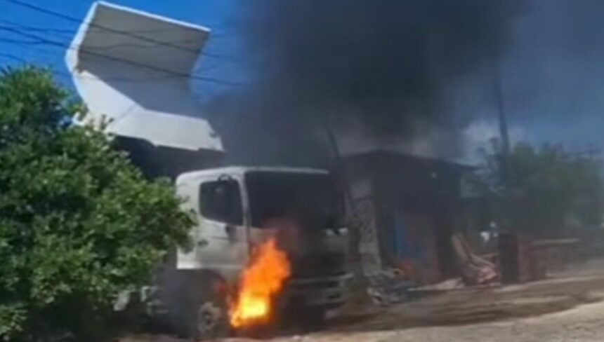 Camión se incendia al tocar cables de alta tensión en Alta Verapaz