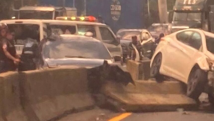 Accidente en ruta al Pacífico, 2 vehículos impactan muro divisorio y generan caos vial