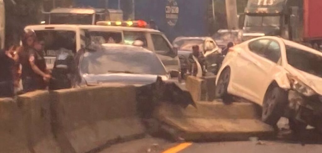 Accidente en ruta al Pacífico, 2 vehículos impactan muro divisorio y generan caos vial