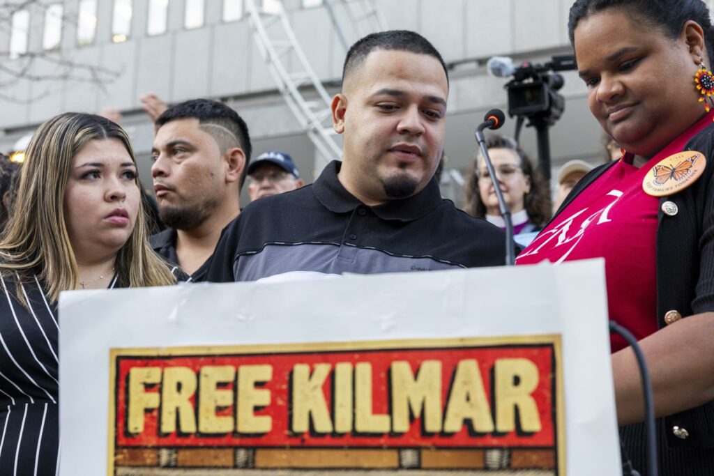 Jueza federal frena deportación de Kilmar Ábrego hasta octubre
