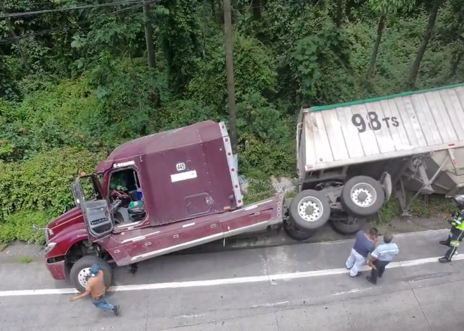 RETIRAN TRAILER QUE VOLVO EN LA BAJADA DE VILLA LOBOS