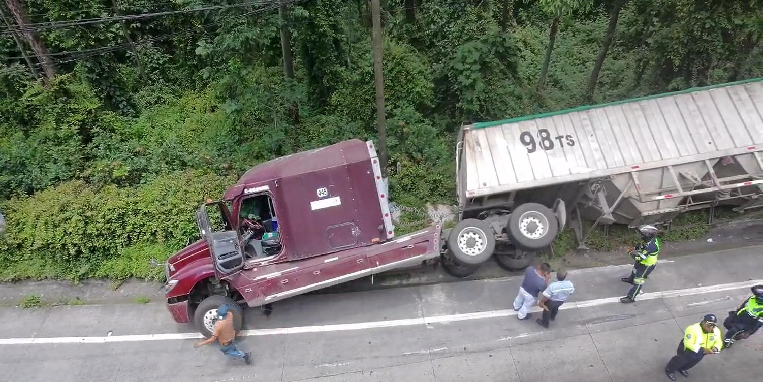 RETIRAN TRAILER QUE VOLVO EN LA BAJADA DE VILLA LOBOS