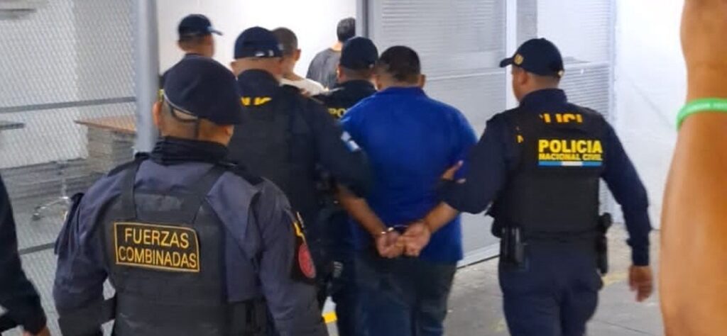 Tres hombres fueron capturados tras asaltar a adolescente en San Miguel Petapa
