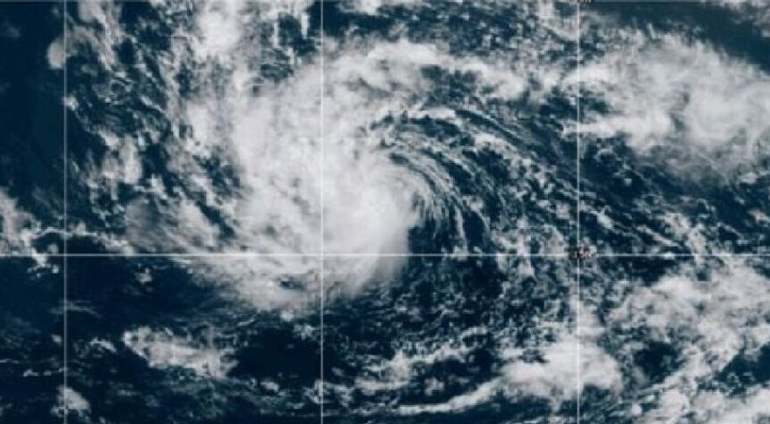 Tormenta tropical Erin podría evolucionar a huracán mientras avanza por el Atlántico