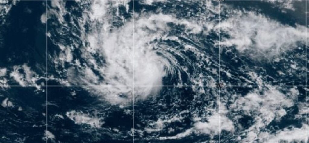 Tormenta tropical Erin podría evolucionar a huracán mientras avanza por el Atlántico