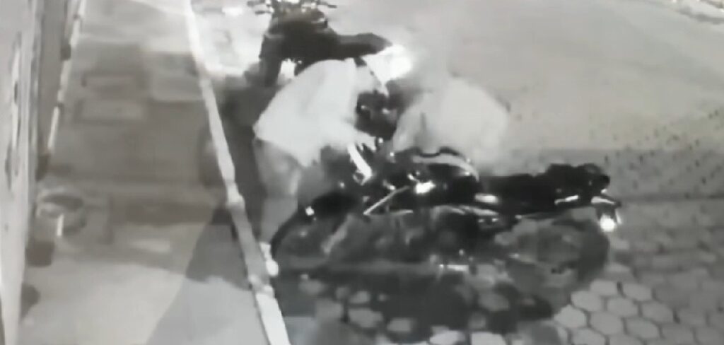 ¡Quedó grabado! Hurto de moto en Chimaltenango captado por cámaras de seguridad