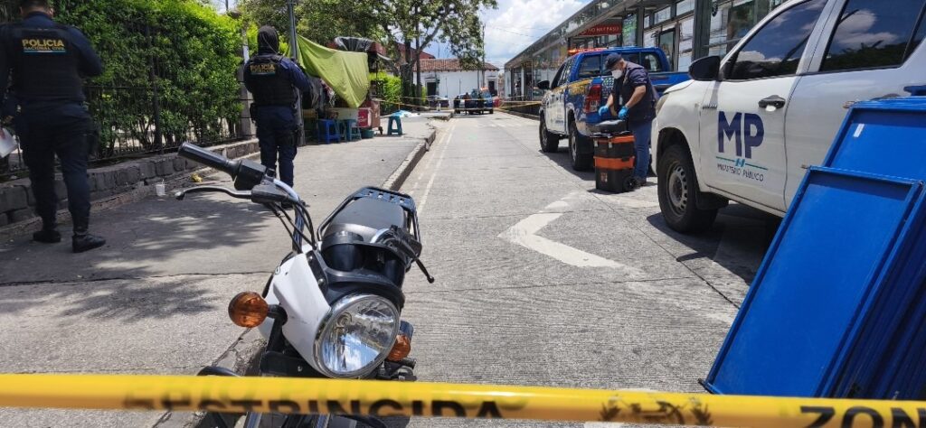 Adulto mayor fallece en vía pública de zona 1 capitalina