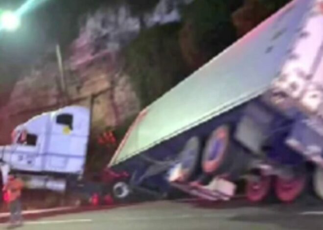 Tráiler bloquea dos carriles en bajada de Villa Lobos
