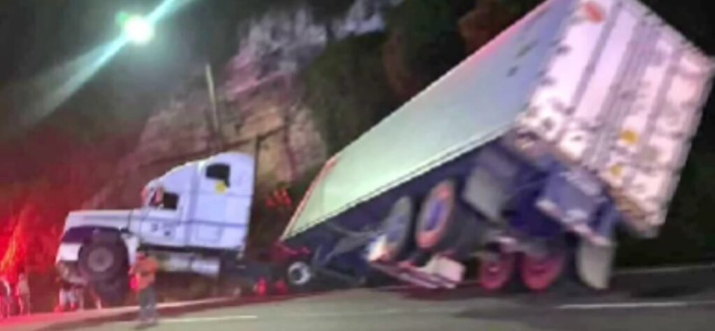 Tráiler bloquea dos carriles en bajada de Villa Lobos