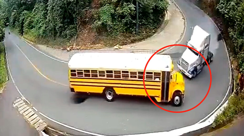 Brutal colisión entre cabezal y bus extraurbano en San Vicente Pacaya (VIDEO)