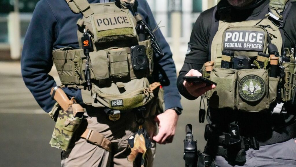¿Cuánto ganan los agentes de ICE y qué beneficios tienen por detener migrantes?