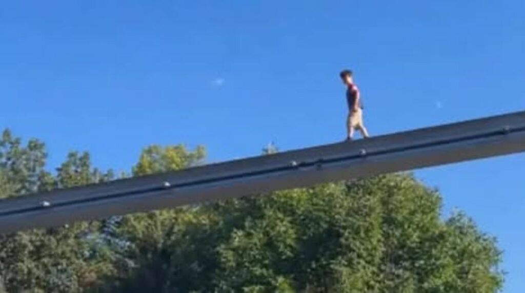 Héroe anónimo salva a un niño perdido en las vías del monorraíl de un parque de atracciones