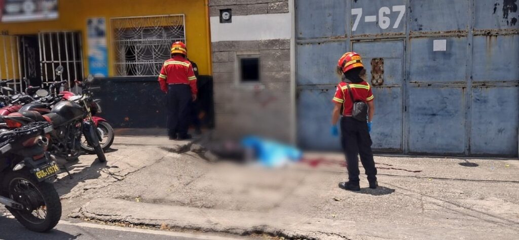 Sujetos en moto ejecutan a hombre frente a comercio en La Florida