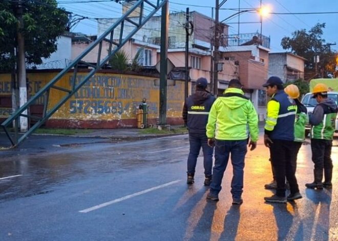Retiran tráiler que impactó señalización del Periférico Norte y derramó diésel